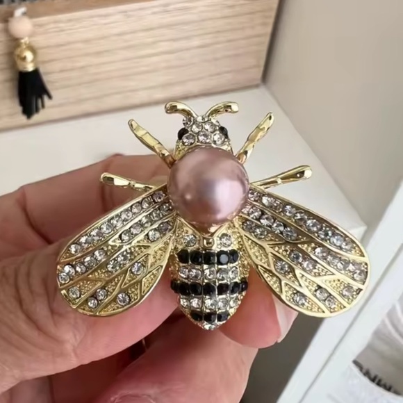 Crystal Pearl Bee Brooch Pin – Luxury Gold Insect Design - Picture 2 of 14